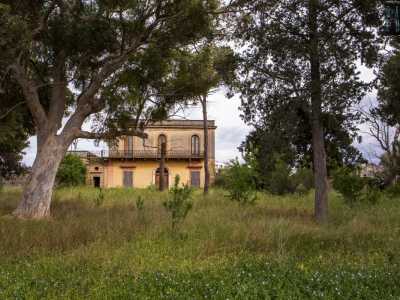 Lateralmente alla villa � presente una piccola cappella conclusa sulla sommit� da un timpano triangolare